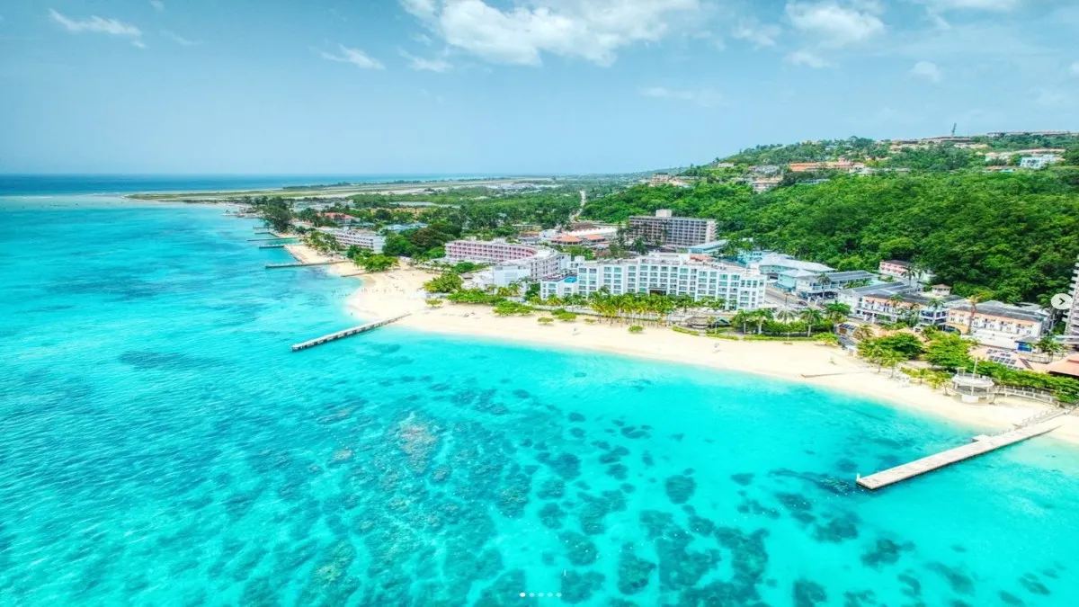 Bahía de aguas turquesa en Jamaica