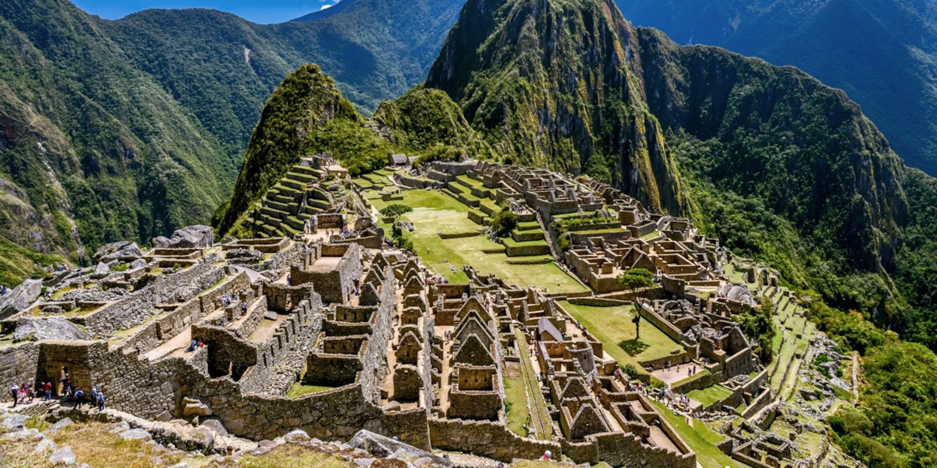 Ciudadela de Machu Picchu entre montañas, Perú