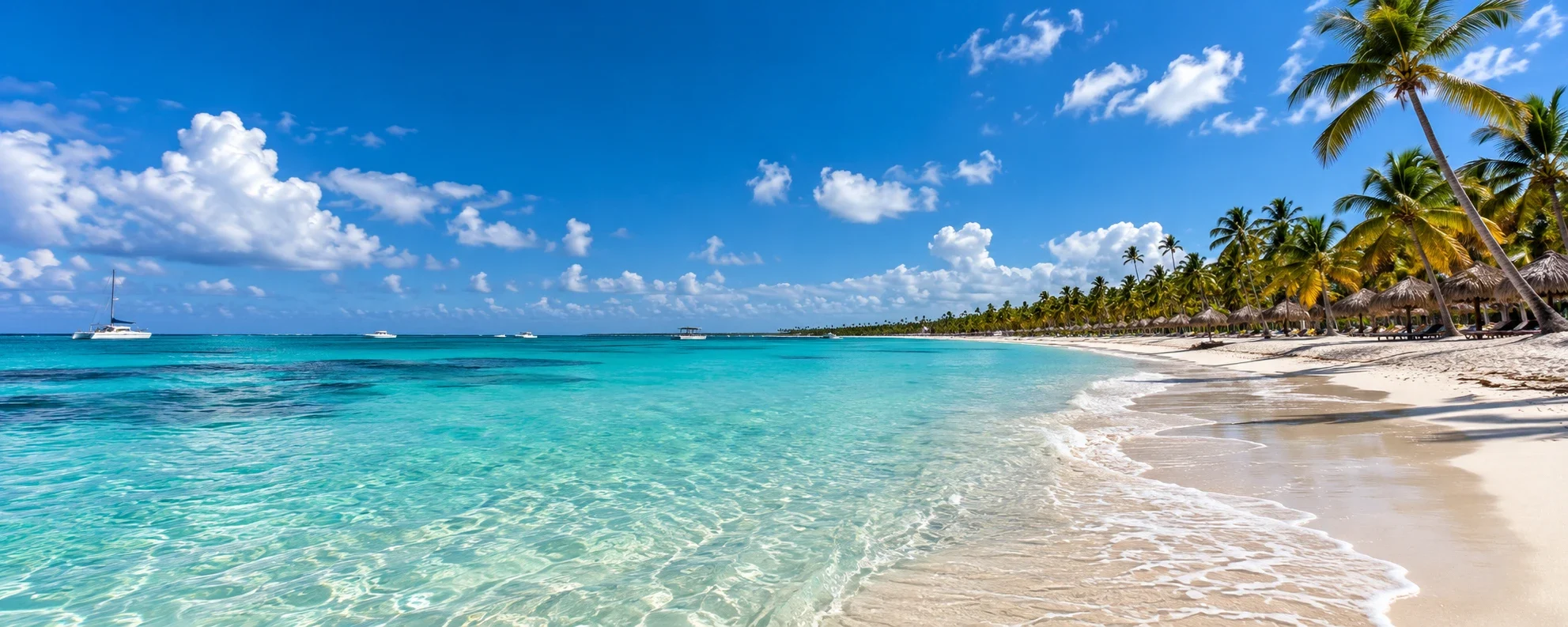 Playa de arena blanca y agua turquesa con palmeras en Punta Cana