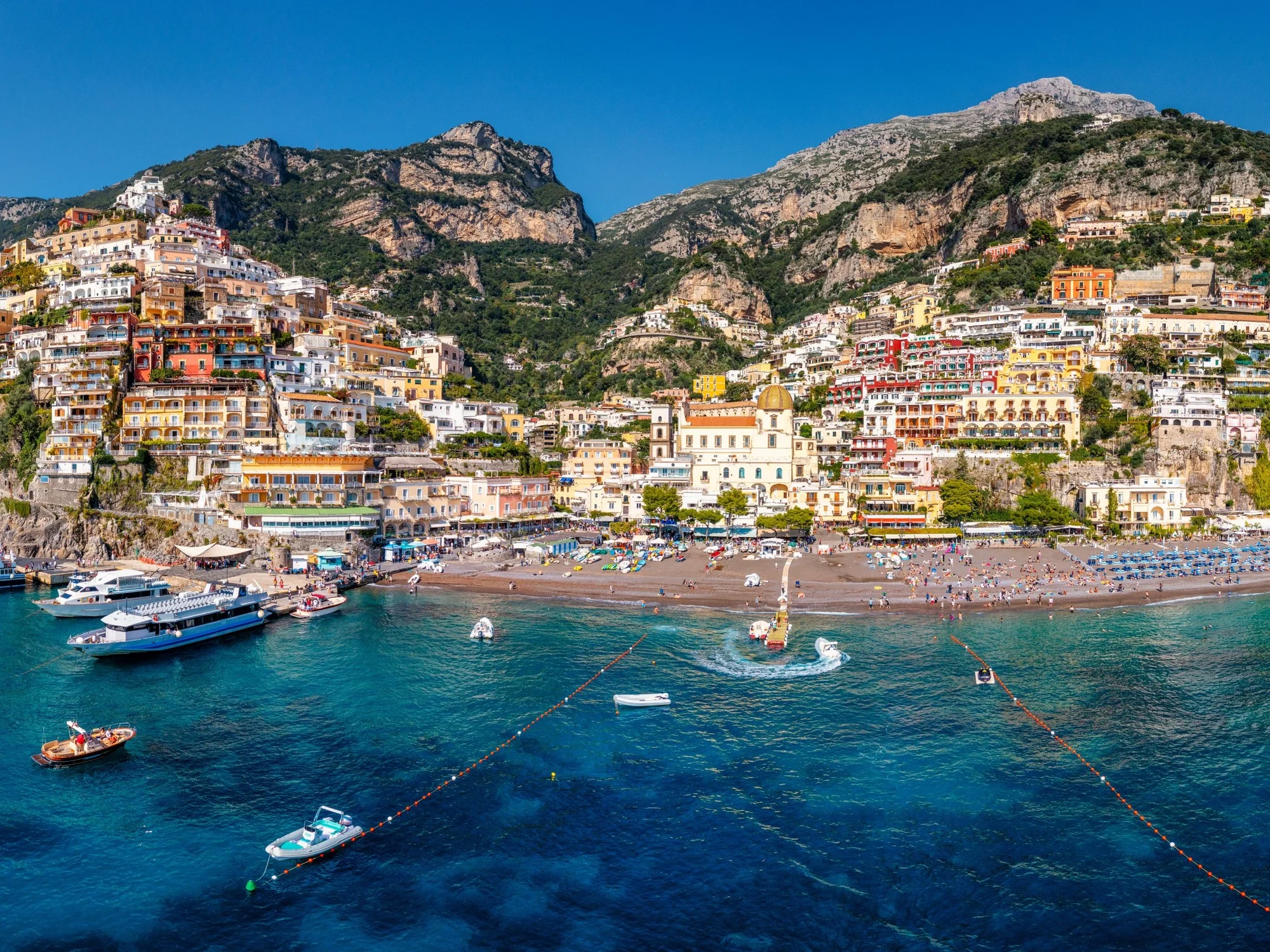 Positano sobre la Costa Amalfitana, Italia